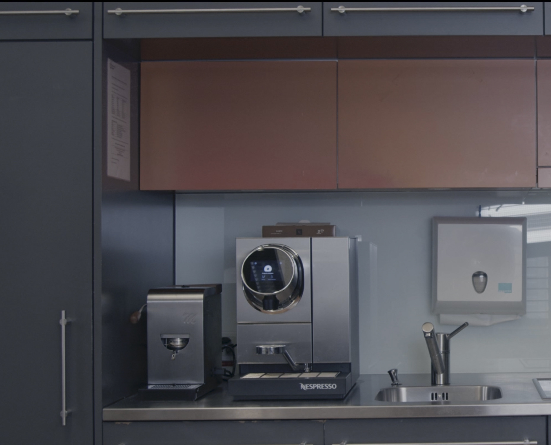 A coffee machine is standing in the kitchen.